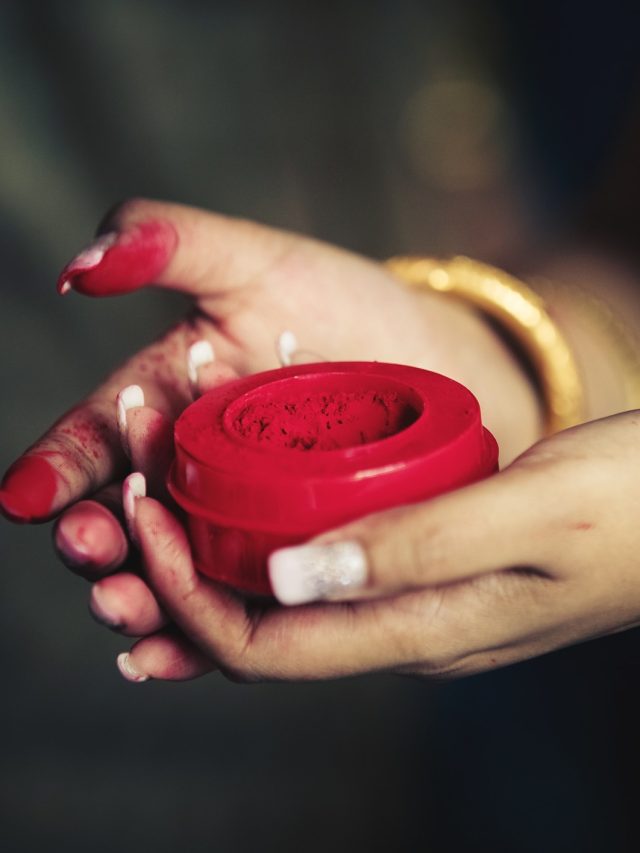 সিঁদুর কৌটো পড়া-মঙ্গলসূত্র ছেঁড়া, কীসের ইঙ্গিত?