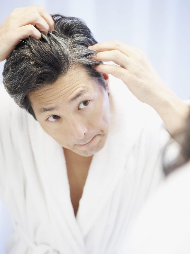 এই ৪ ভুলে অকালে পাকছে চুল, এখনই সতর্ক হোন