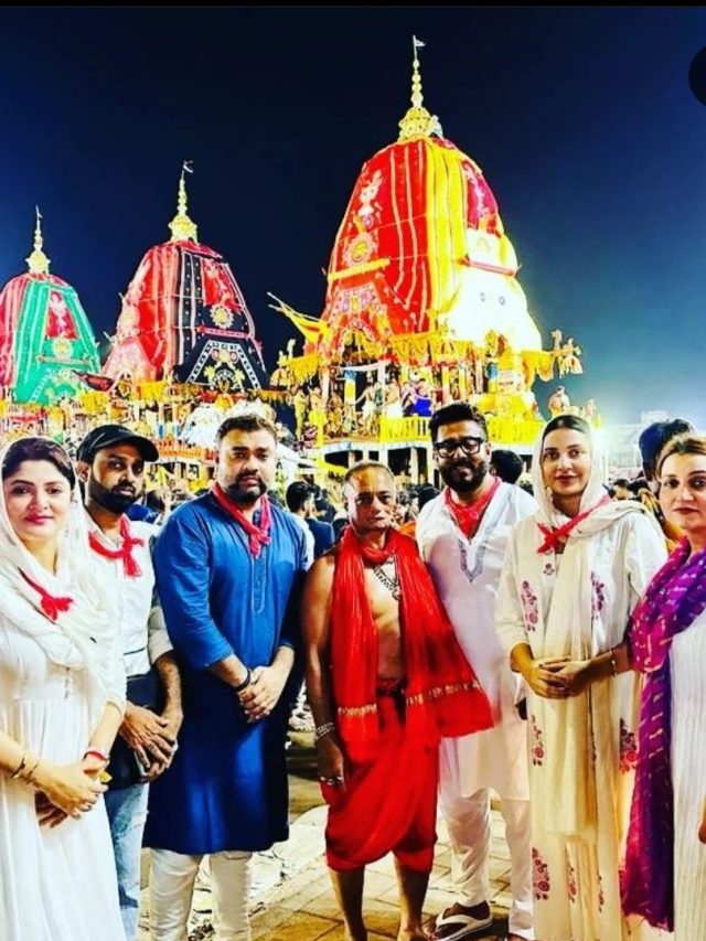 পুরীতে রাজ-শুভশ্রী-শ্রাবন্তীরা, দেখুন