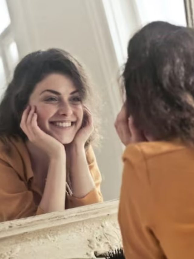 ঘরের কোন জায়গায় আয়না রাখা অশুভ জানেন?