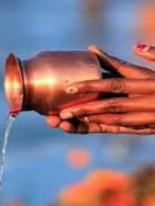 গঙ্গাজল প্লাস্টিকের বোতলে রাখছেন নাকি? সাবধান