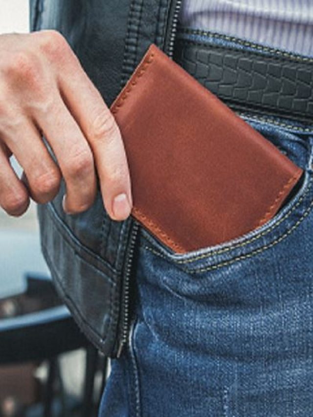 পিছনের পকেটে মানি ব্যাগ রাখেন? শরীরে যে বিপদগুলি ডাকছেন...