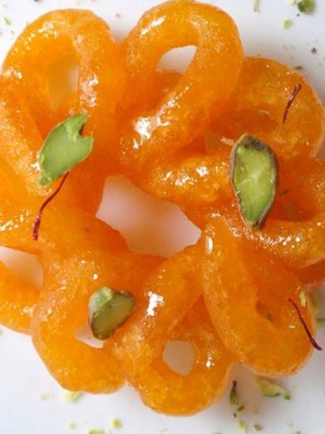 খেতে ভাল দুটোই, জিলিপি ও অমৃতির পার্থক্য জানেন?