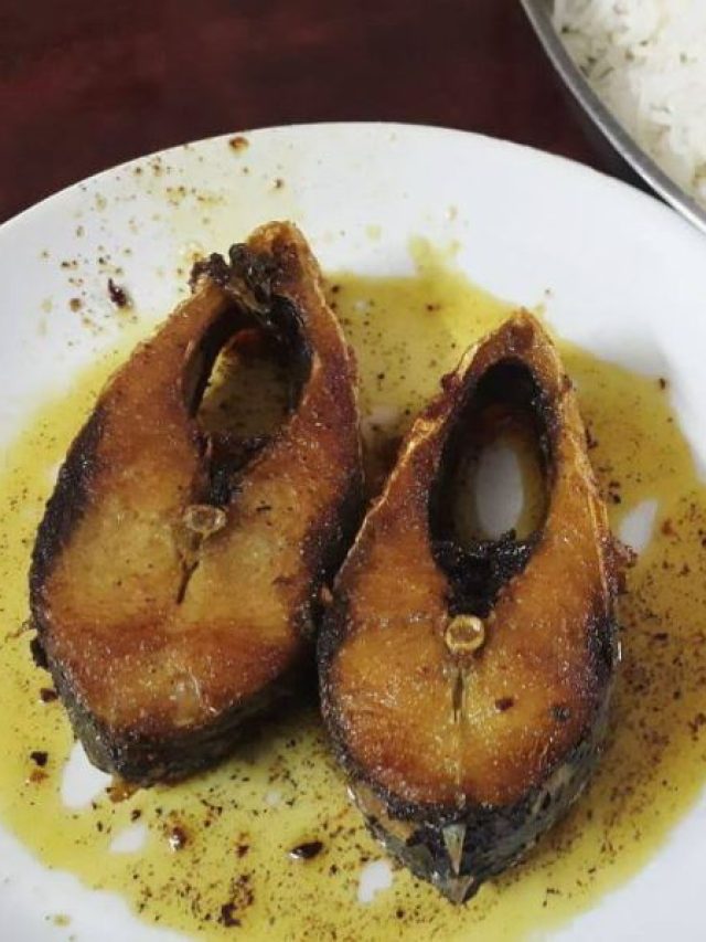 ইলিশ জলে ধুইয়ে রান্না করলে স্বাদ হয় মাটি? সঠিক প্রসেসটা জেনে রাখুন