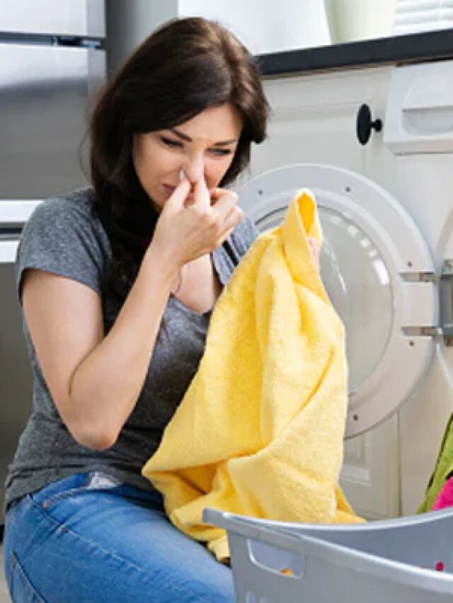 বর্ষায় জামা কাপড়ে দুর্গন্ধ বেরোয়? ৩ টিপসে সুরাহা