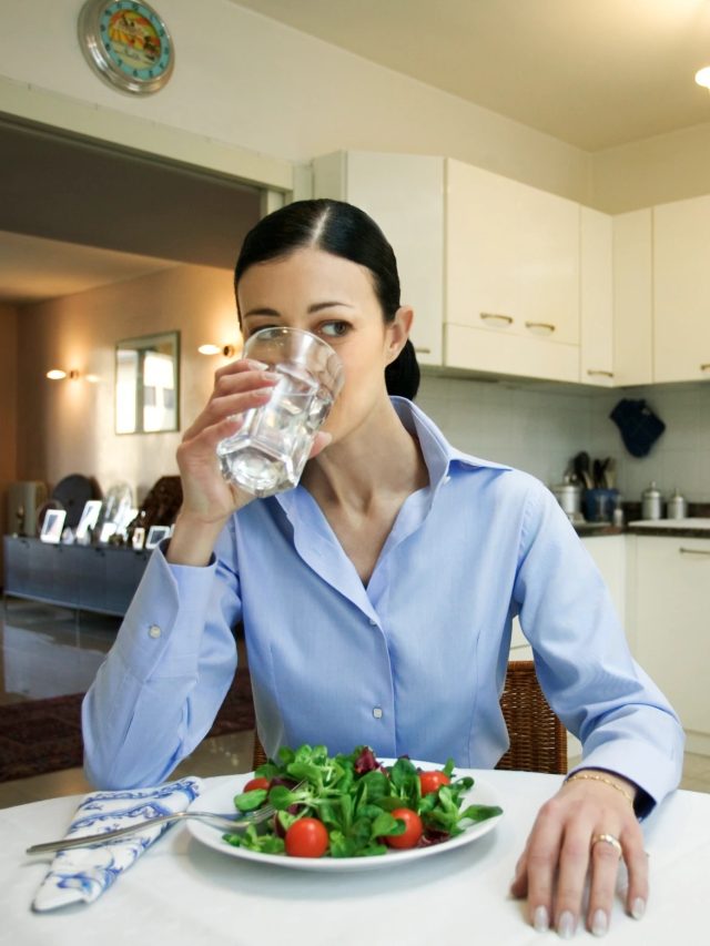 গোগ্রাসে খাবার খাওয়ায় মহাবিপদ! কী হতে পারে?