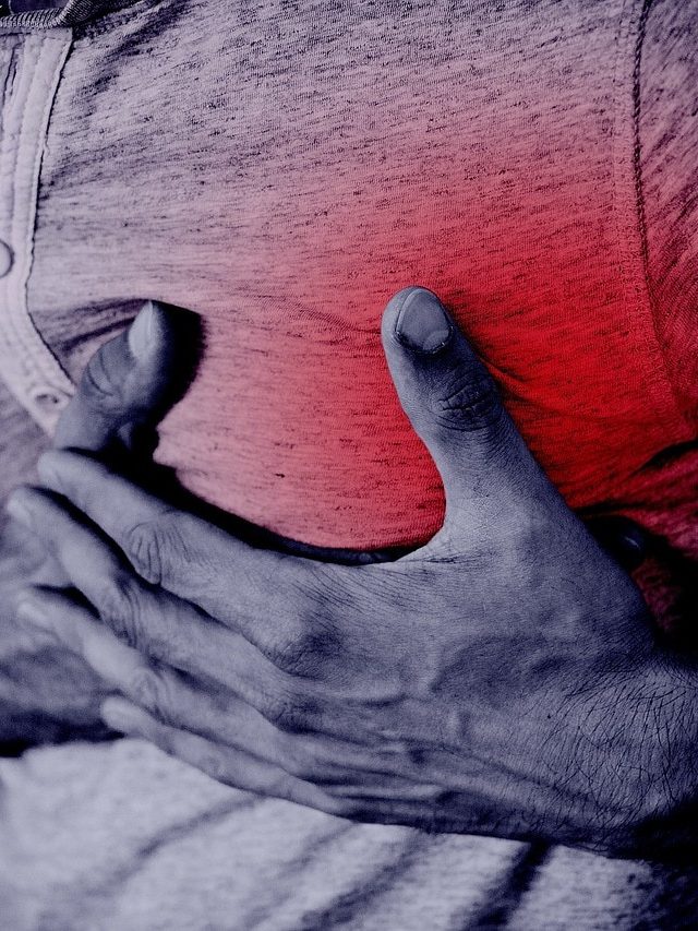 হার্ট অ্যাটাক ছাড়াও হতে পারে বুকে ব্যথা, রইল ৪ কারণ