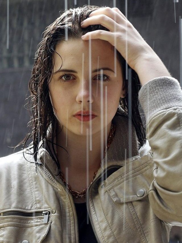 বর্ষার জলে চুলের একেবারে দফারফা? এভাবে যত্ন নিলে ক্ষতি ঠেকানো সম্ভব