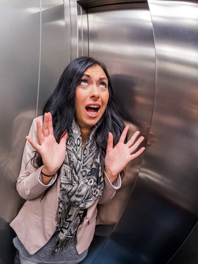 লিফট হঠাৎ  আটকে গেলে কীভাবে বেরোবেন ? রইল সমাধান