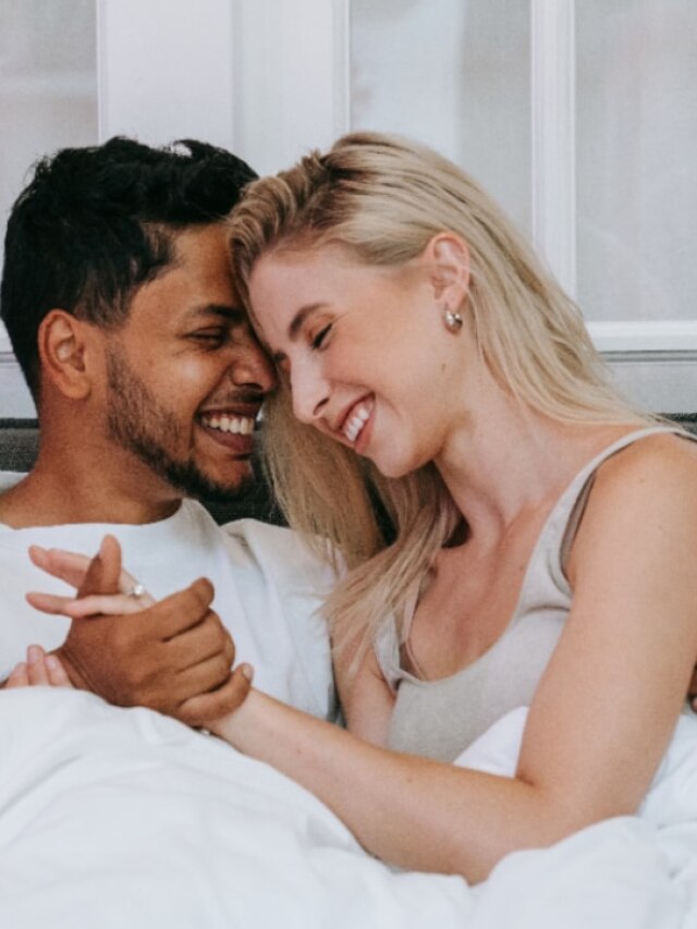 একসঙ্গে দুই পুরুষে আকর্ষণ? সেরা পার্টনার বাছার উপায়