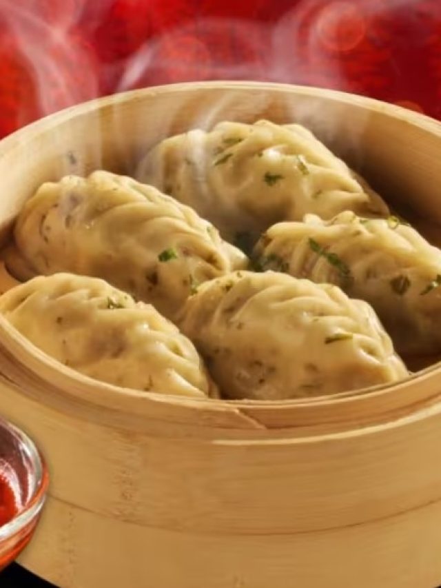 বাইরে শীত শীত ভাব, ঝটপট বানিয়ে ফেলুন  জ্যুসি মোমো-চাটনি