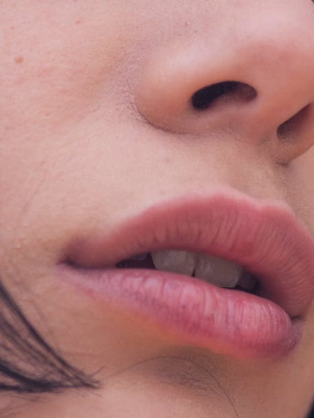 ঠোঁট ফাটছে? জানুন কোমল ও জেল্লাদার রাখার উপায়