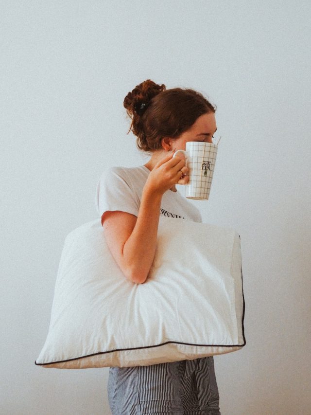 কোমর-পিঠের যন্ত্রণা কমাবে বালিশ, কীভাবে?