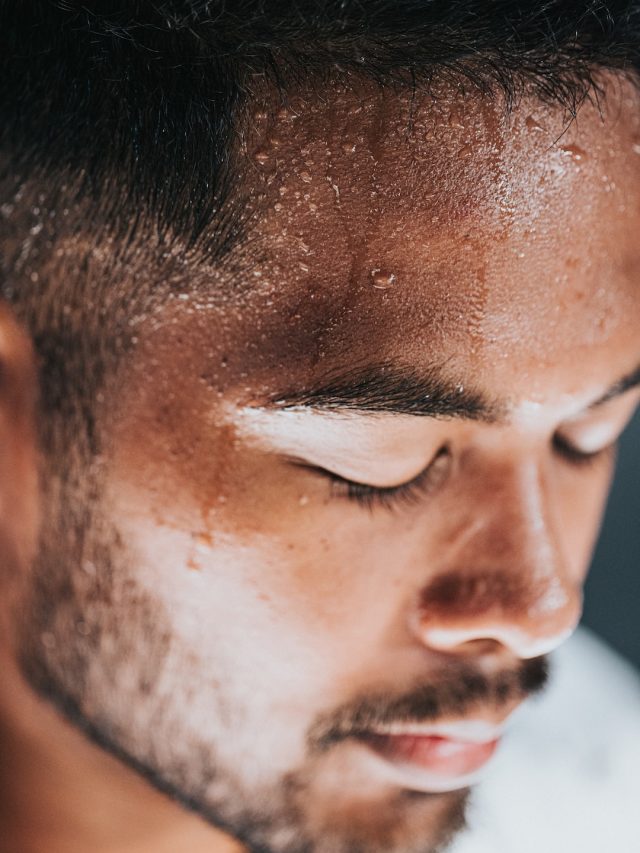 রাতে ঘুমের সময় ঘামেন? ক্যান্সারের সংকেতও হতে পারে