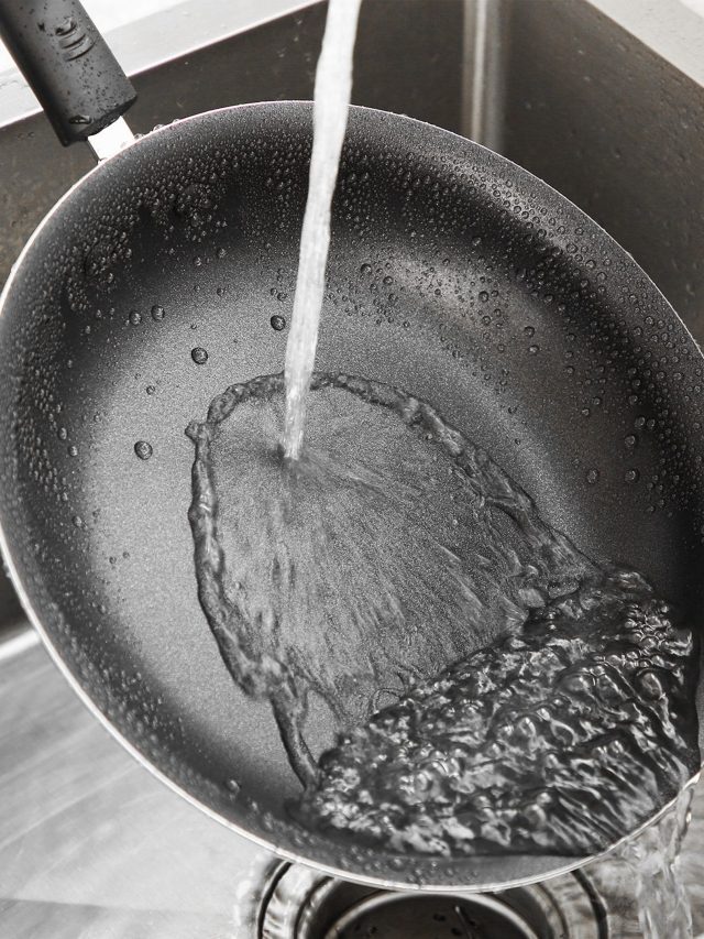 গরম তাওয়ায় জল ঢাললে কী হয়? জানুন বাস্তু মত