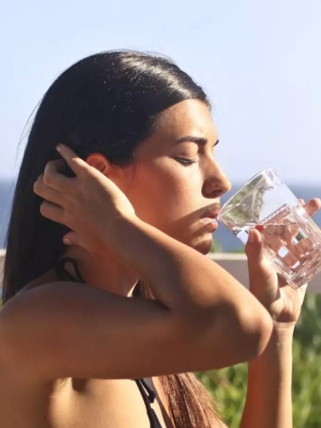 সকালে ব্রাশ না করেই জল খান, এটা স্বাস্থ্যকর তো?