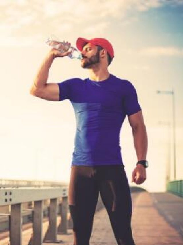 বলা হয় দাঁড়িয়ে জল খেতে নেই, কারণ জানেন?