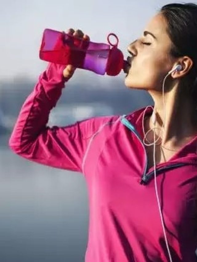 খেতে খেতে জল খেলে কী হয়? জানলে আর খাবেন না, জানুন