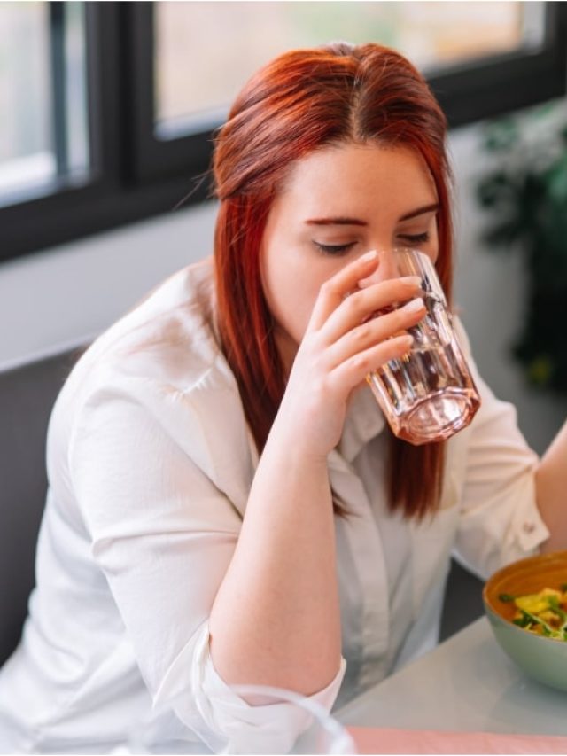 সকালে খালি পেটে জল খেলে কী হয়?