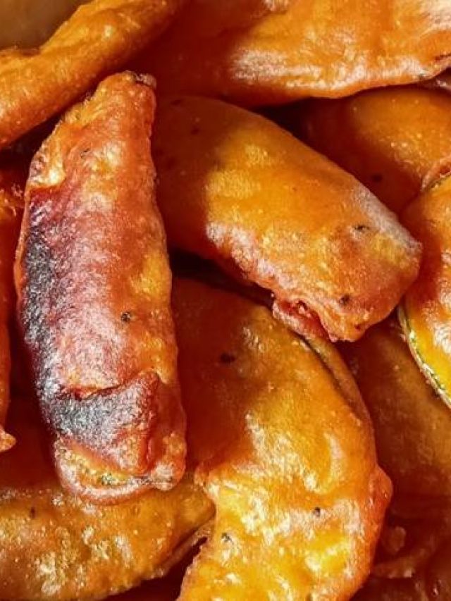 বেগুনি ফুলকো আর মুচমুচে করতে এভাবে বেসন গুলুন