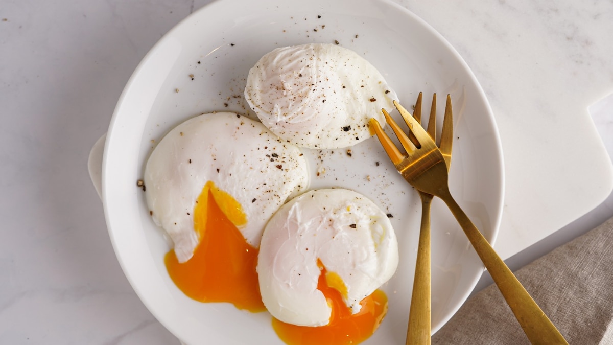 ডিমের পোচ বানান এভাবে, কুসুম একটুও ফেটে যাবে না