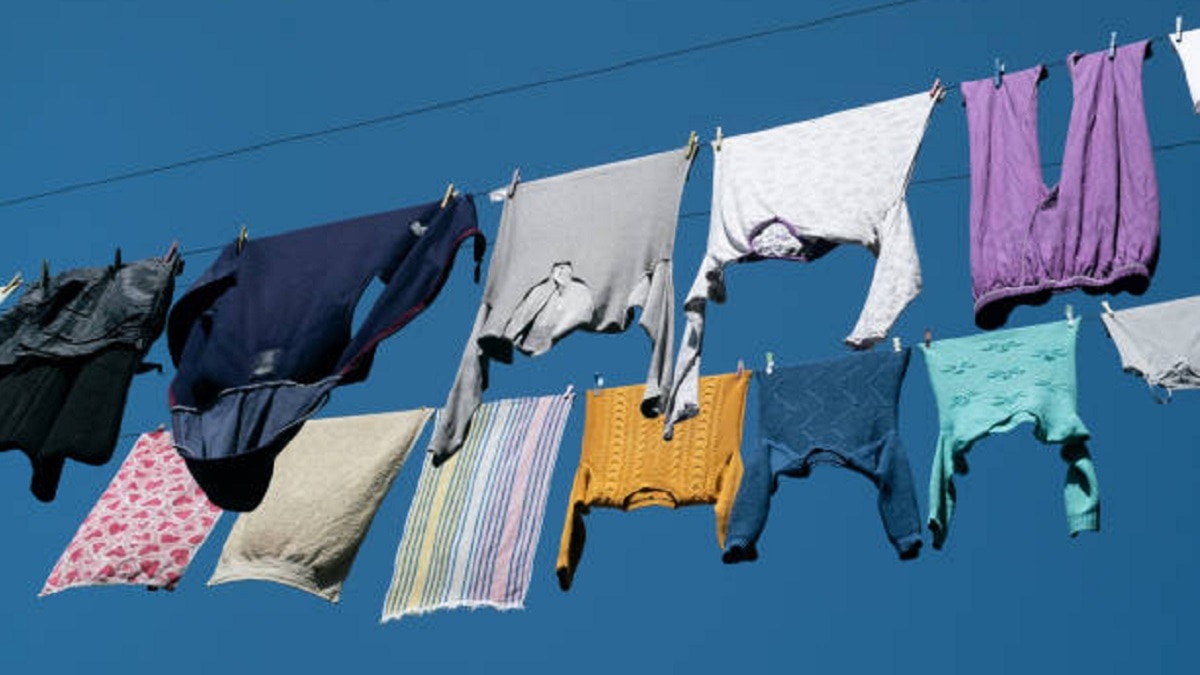 बारिश में नहीं सूख रहे कपड़े? अपनाएं ये 5 आसान ट्रिक How to dry