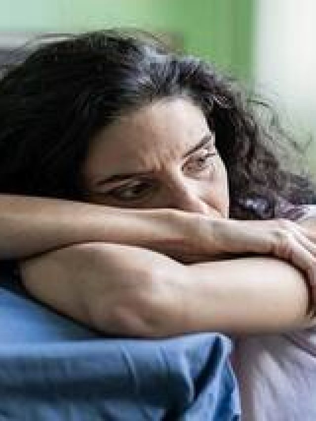 দেনা-দারিদ্র-অশান্তি? বালিশের পাশে ৫ জিনিস আজই সরান