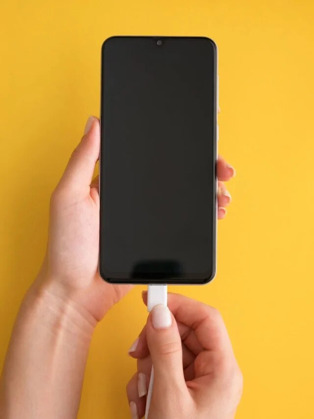 এসব জায়গায় ফোন চার্জে দেবেন না, ব্যাঙ্ক অ্যাকাউন্ট খালি হয়ে যাবে