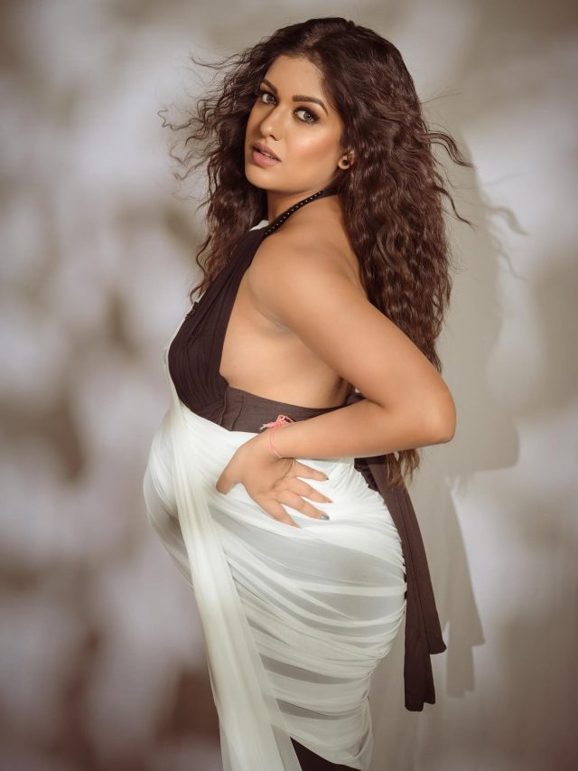 प्रेग्नेंसी में एक्ट्रेस का किलर फोटोशूट, रिवीलिंग आउटफिट में फ्लॉन्ट किया बेबी बंप