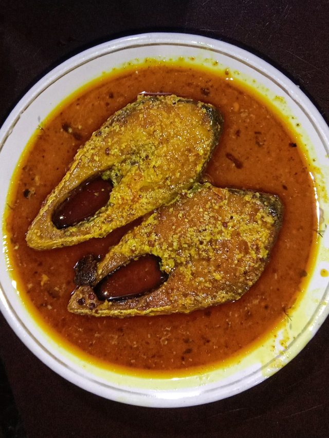 ইলিশ ধুয়ে নাকি না ধুয়ে, কীভাবে রাঁধলে স্বাদ তিনগুণ বেড়ে যায়?