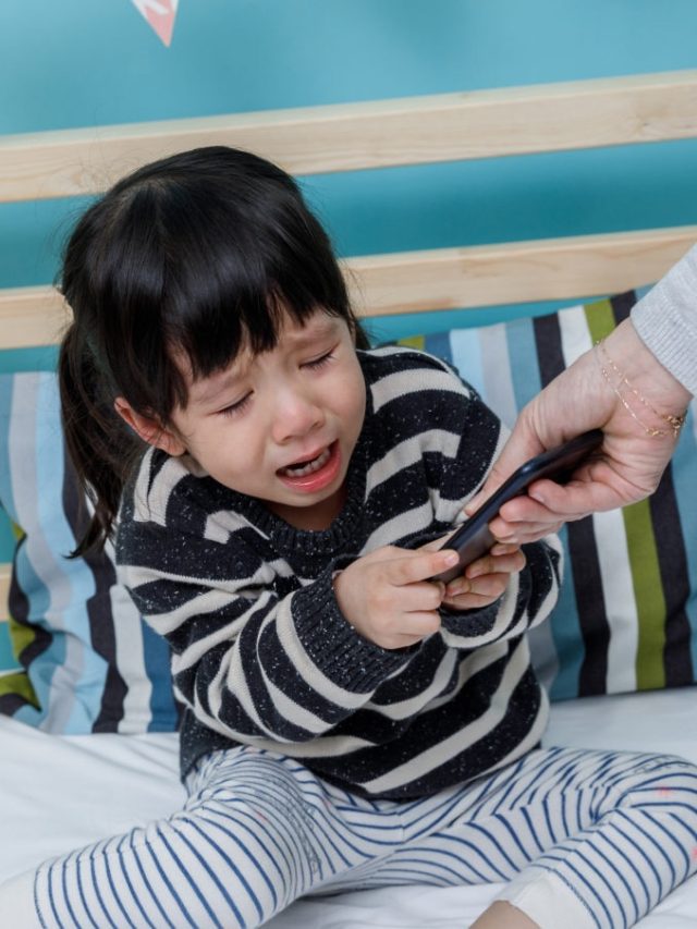 এই ৫ উপায়ে কাটান সন্তানের মোবাইল আসক্তি