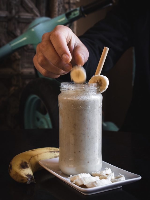 কলা দিয়ে রোজ মিল্কশেক খাচ্ছেন? বিপদ বলে আসে না