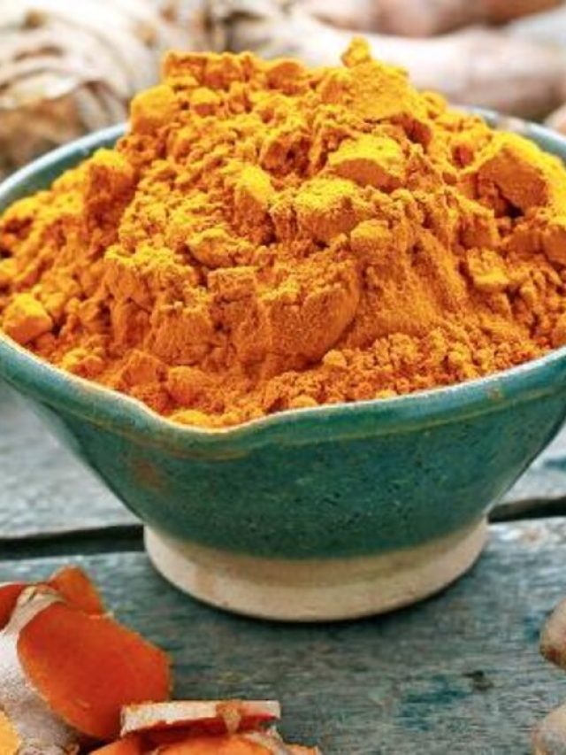 স্নানের জলে এক চিমটে হলুদ মেশান, কী হবে জানেন?