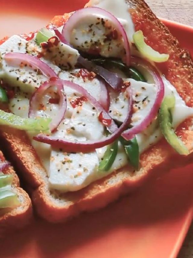 পাউরুটি দিয়ে পিৎজা: ১৫ মিনিটেই তৈরি