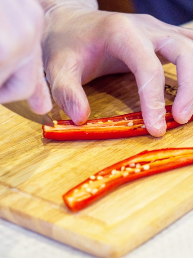 লঙ্কা কাটা-বাটার পর হাতে জ্বালা? দূর করুন এভাবে