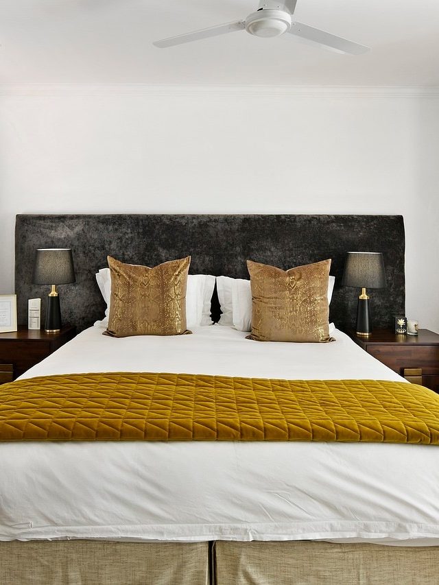 বেডরুমে টাকা-পয়সা রাখা কি শুভ? জানুন