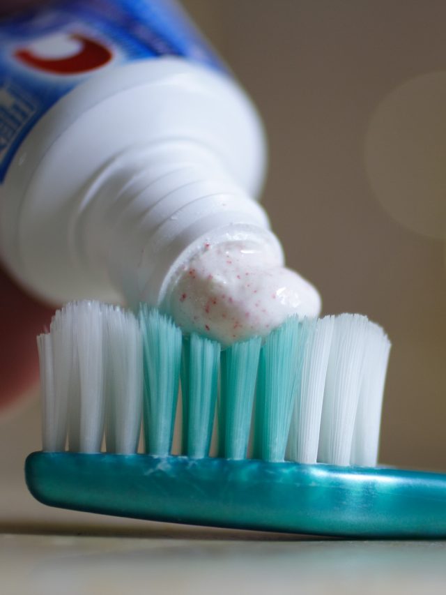 ঠিক কতদিন অন্তর টুথব্রাশ বদলানো উচিত? জানালেন ডেন্টিস্ট