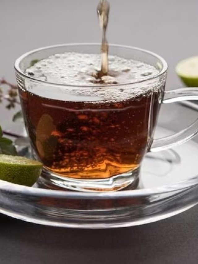 চায়ে চিনি কখন দেবেন? না জানলে বিপদ