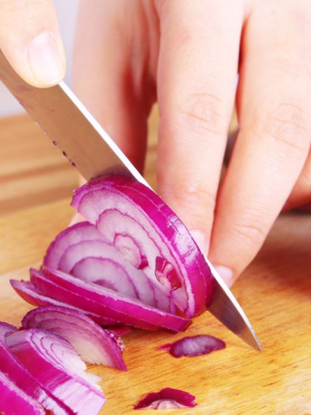 পেঁয়াজ কাটতে গিয়ে কাঁদেন? শুধু ফুঁ দিলেই মিলবে সমাধান