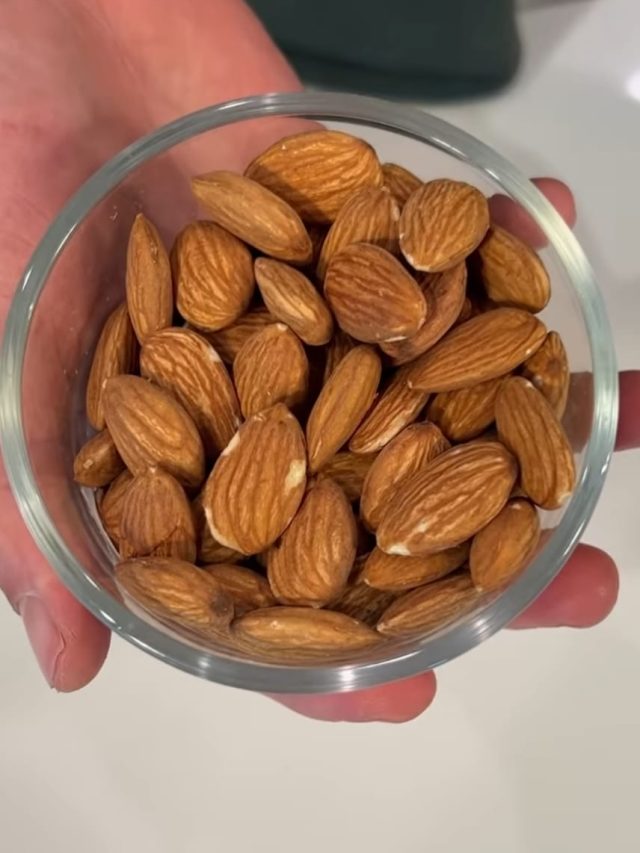 শীতে ভিজিয়ে না ভেজে খাবেন আমন্ড? উপকারে কোনটা এগিয়ে