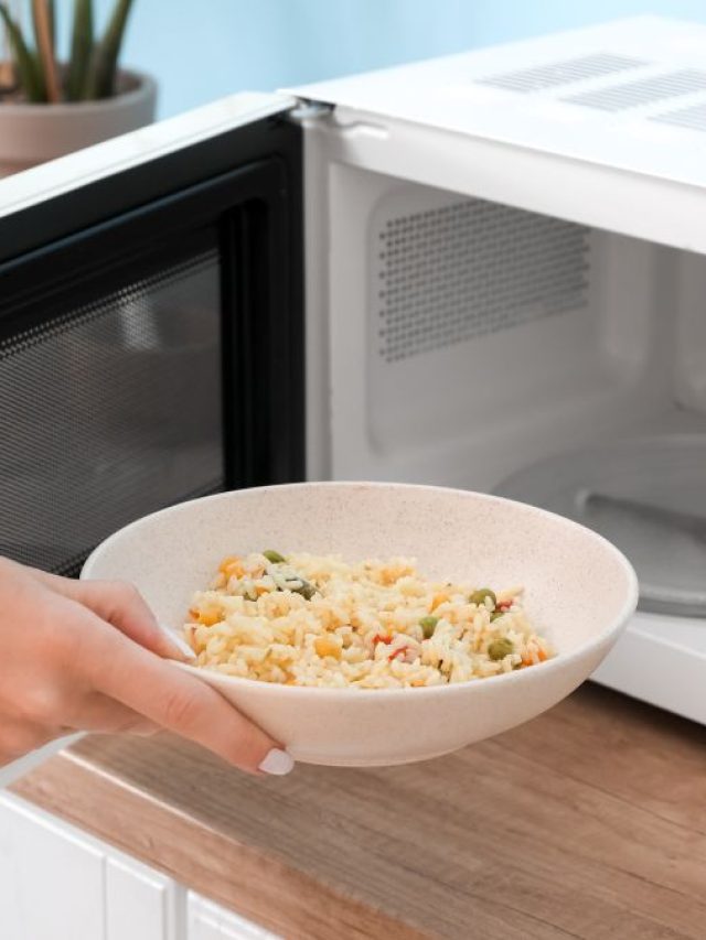 ওভেনে হবে বিস্ফোরণ, মাইক্রোতে ভুলেও গরম করবেন না এসব খাবার