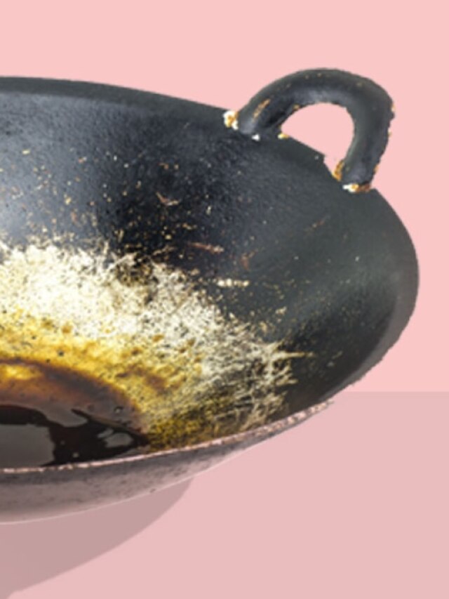 কড়াইতে ময়লা জমে বিচ্ছিরি কালো অবস্থা? পরিষ্কারের সহজ হ্যাকশ