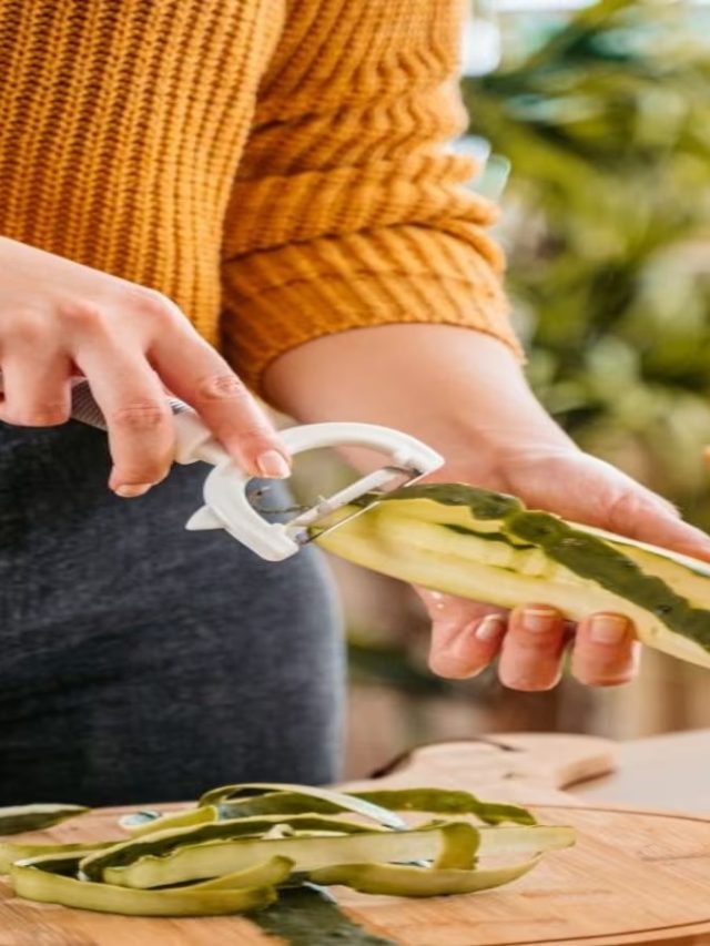 খোসা ছাড়িয়ে শসা খান? জানেন কতটা পুষ্টি হারাচ্ছেন