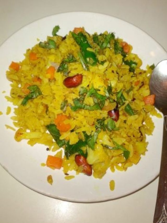 পোহা: মহারাষ্ট্রের চিড়ের পোলাওয়ের রেসিপি