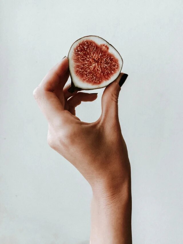 সকালেই খান এই ফল ভেজান জল, দূর হবে পেটের সমস্যা