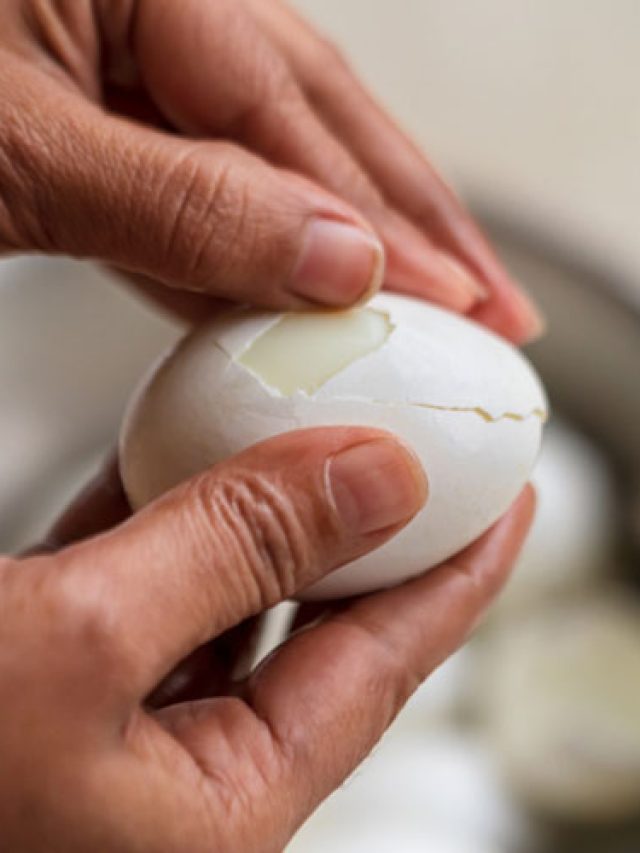 শুধু দু'বার নাড়ান, তাহলেই সেদ্ধ ডিমের খোসা ঝট করে ছেড়ে যাবে