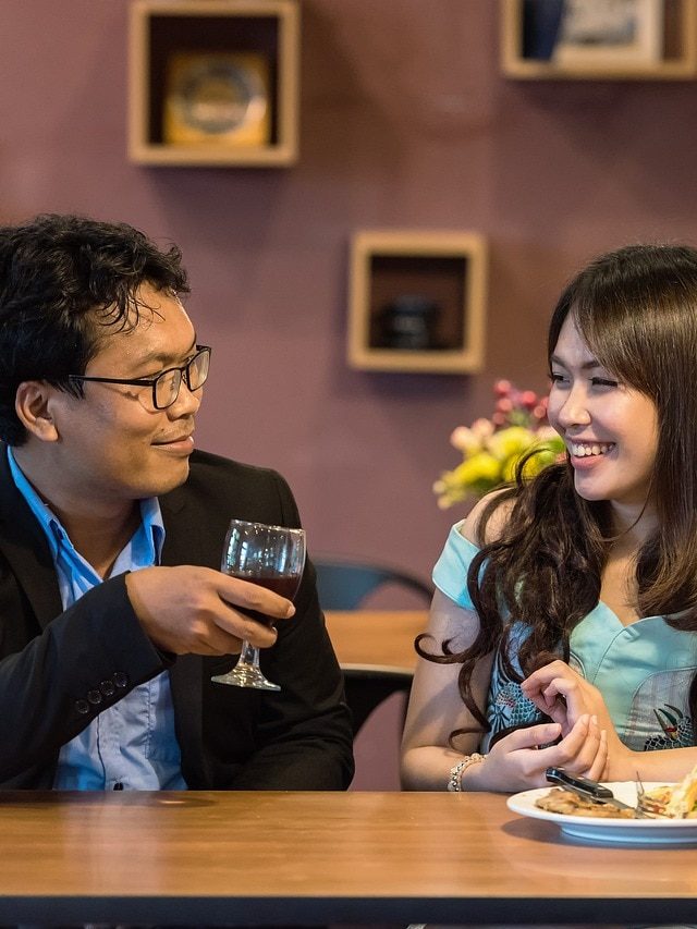 প্রথম দেখাতেই কাউকে প্রেমে ফেলুন, এই টিপসগুলো নোট করে নিন