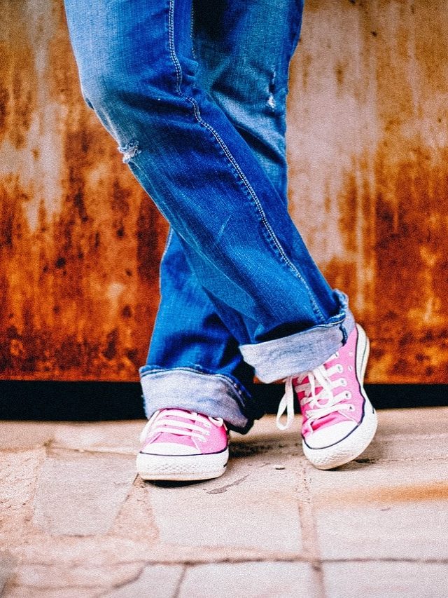 বর্ষায় জুতো- মোজার দুর্গন্ধ ঠেকানোর ১০ উপায়