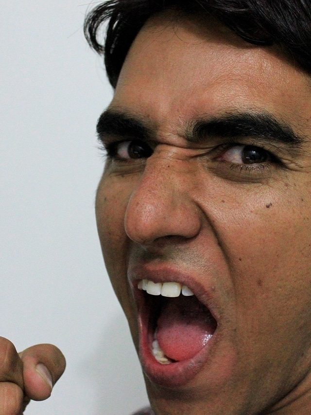 সুখী হতে এই ৮ ব্যক্তিদের এড়িয়ে চলুন, আপনার আশেপাশেই থাকে