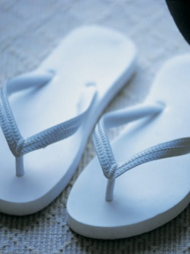 ভিজলেও খারাপ হবে না, বর্ষায় পরুন এই জুতোগুলি